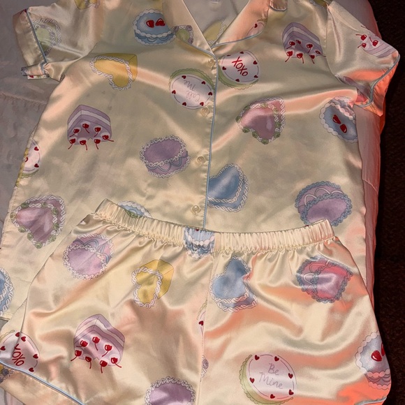 Joyspun Women’s Stretch Satin Short Sleeve Top and Shorts Pajama Set (Small) - Picture 6 of 10